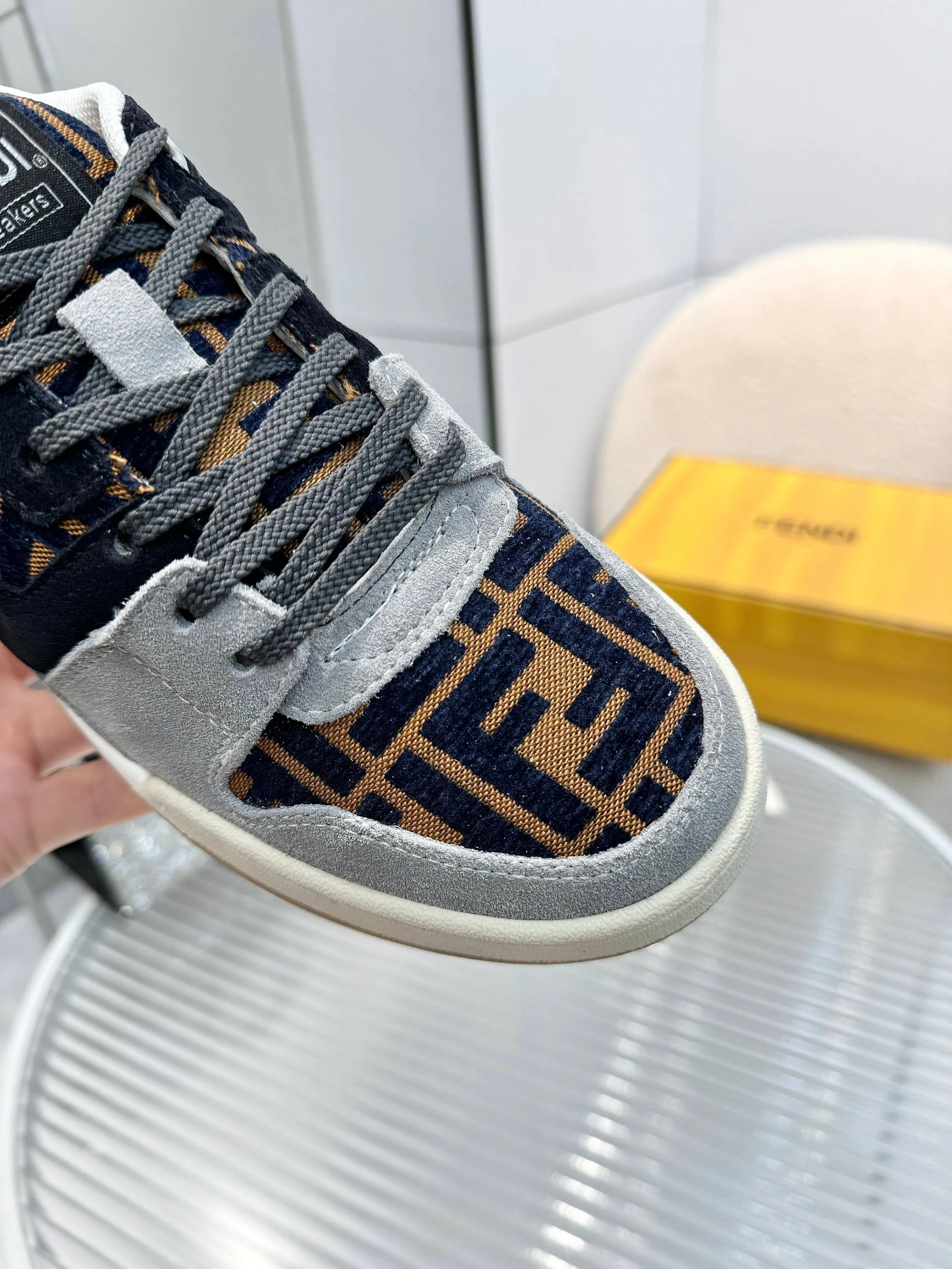 p620🐮🐮New❤Top super A version💯 Fendi Fendi 2025 New Year's King Explosive Style🔥 Many💑stars have the same style FD match. Original purchase for RMB14440. One to one replica. Designer Kim Jones's first sneaker fendi match and Donkey brand Trainer basketball sneakers, fresh blood injection and FF retro design It combines fashion and super comfort. [Wise] Whoever doesn’t grab it will regret it [There are many shoe uppers on the market with different color matching and cut corners in workmanship. The color matching and craftsmanship of my shoe upper are absolutely the same as the genuine products at the counter. Welcome to compare. Feet: Mesh injection molding pads 🎯 Soles: Please look for the original molded multi-color TPU outsole (❌ non-rubber sole) 🎯 Size: Female 35-41 Male 38-45 🎯 Packaging: Original 1:1 matching high-end packaging 🎁